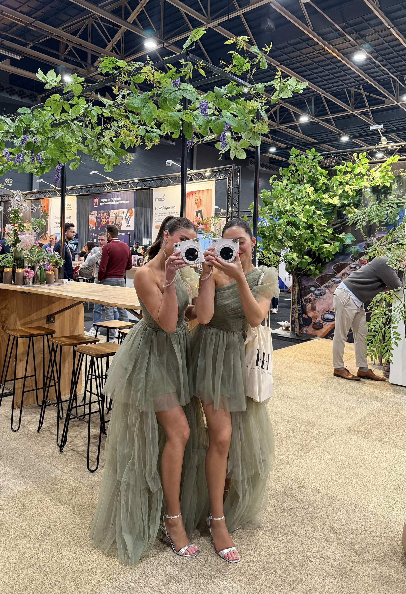 Twee Polaroid Girls maken foto's tijdens een event
